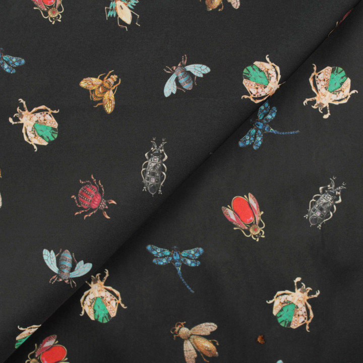 Tissu satin noir brillant imprimé insecte multicolore – Coupon tissu original et élégant