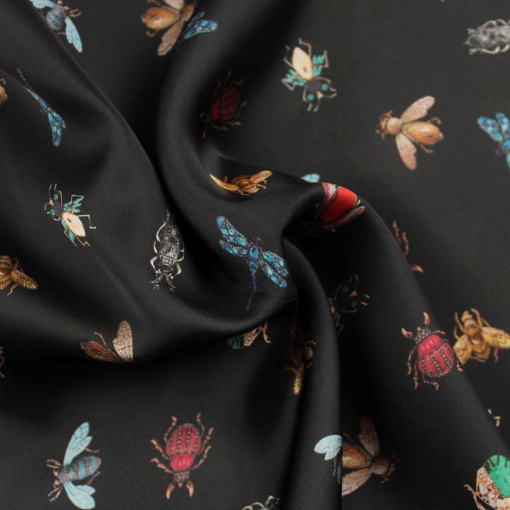 Tissu satin noir brillant imprimé insecte multicolore – Coupon tissu original et élégant