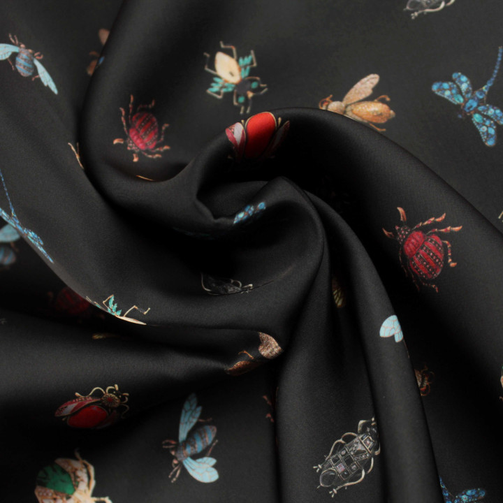 Tissu satin noir brillant imprimé insecte multicolore – Coupon tissu original et élégant