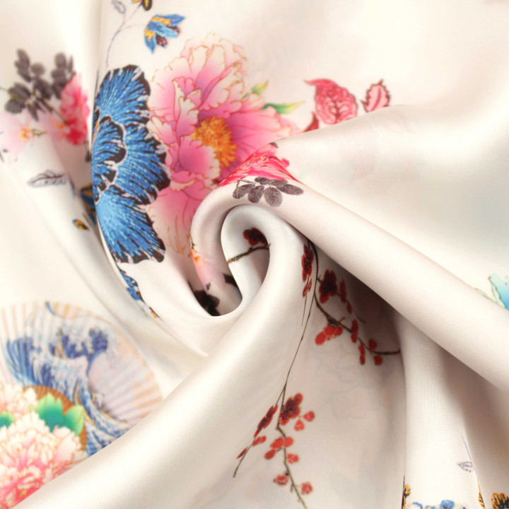 Tissu satin blanc cassé imprimé floral multicolore japonais – Coupon tissu élégant