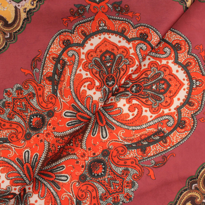 Tissu satin bordeaux imprimé géométrique oriental jaune et rouge – Haute qualité