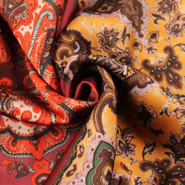 Tissu satin bordeaux imprimé géométrique oriental jaune et rouge – Haute qualité