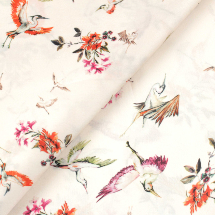 Tissu satin blanc cassé brillant imprimé hérons violet et orange – Coupon haute qualité