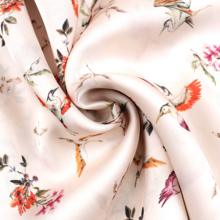 Tissu satin blanc cassé brillant imprimé hérons violet et orange – Coupon haute qualité