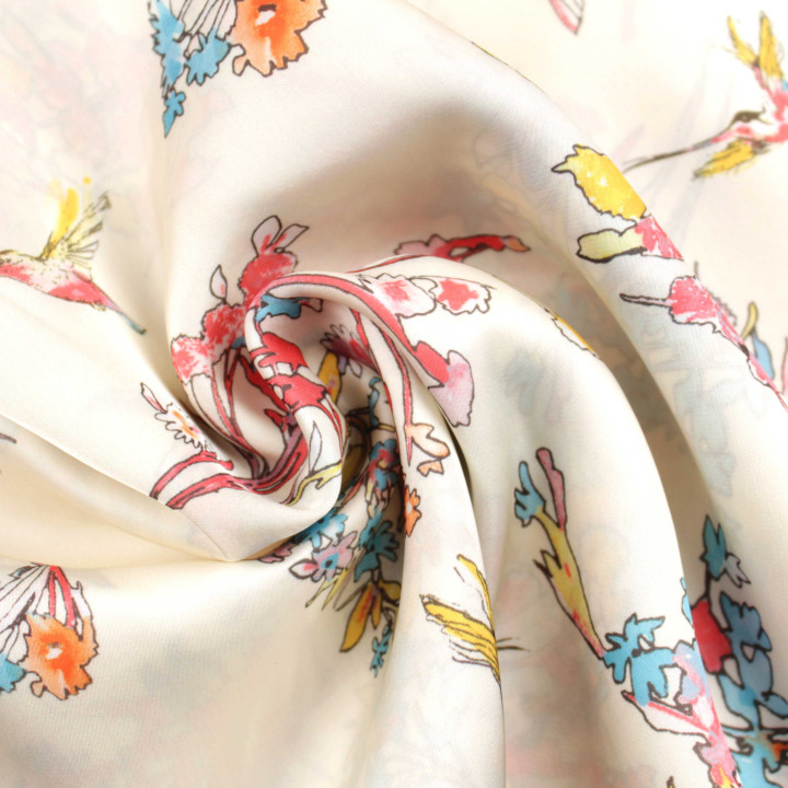Tissu satin blanc cassé imprimé colibris et fleurs – Coupon haute qualité