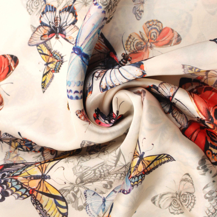 Tissu crème imprimé papillons rouge, bleu et jaune – Coupon haute qualité
