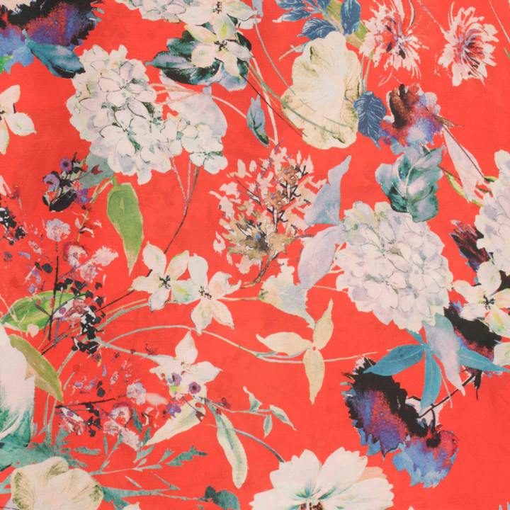 Tissu satin rouge imprimé fleurs bleu, jaune et rose – textile fluide et brillant