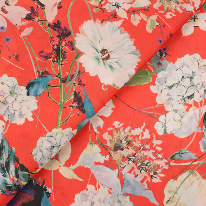 Tissu satin rouge imprimé fleurs bleu, jaune et rose – textile fluide et brillant