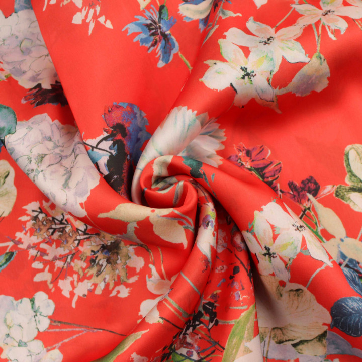 Tissu satin rouge imprimé fleurs bleu, jaune et rose – textile fluide et brillant