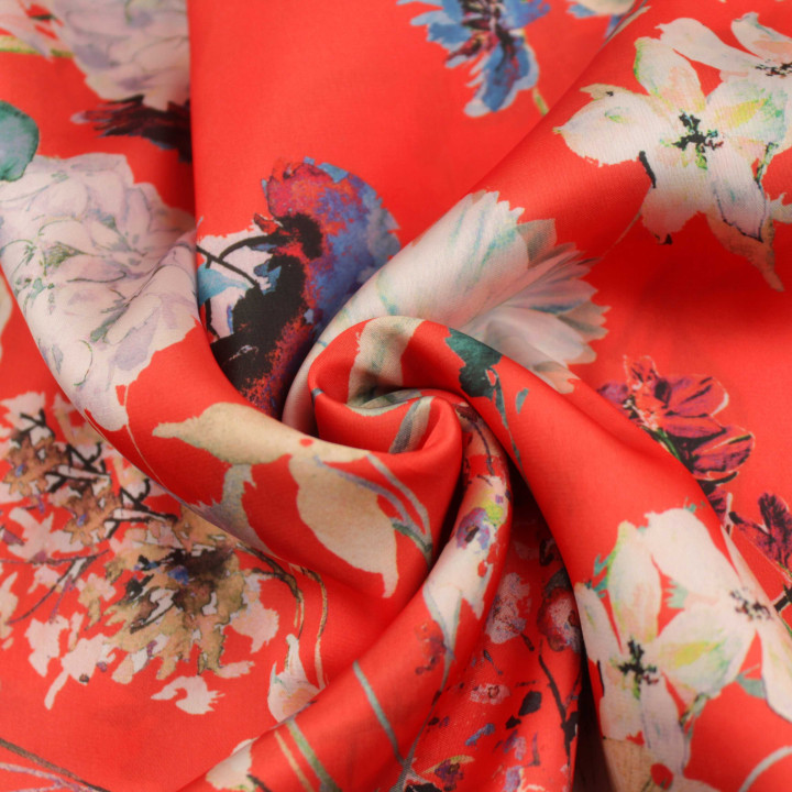 Tissu satin rouge imprimé fleurs bleu, jaune et rose – textile fluide et brillant