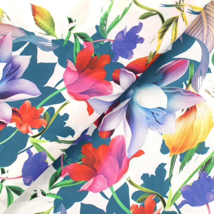 Coupon de tissu satin blanc polyester imprimé floral multicolore moderne