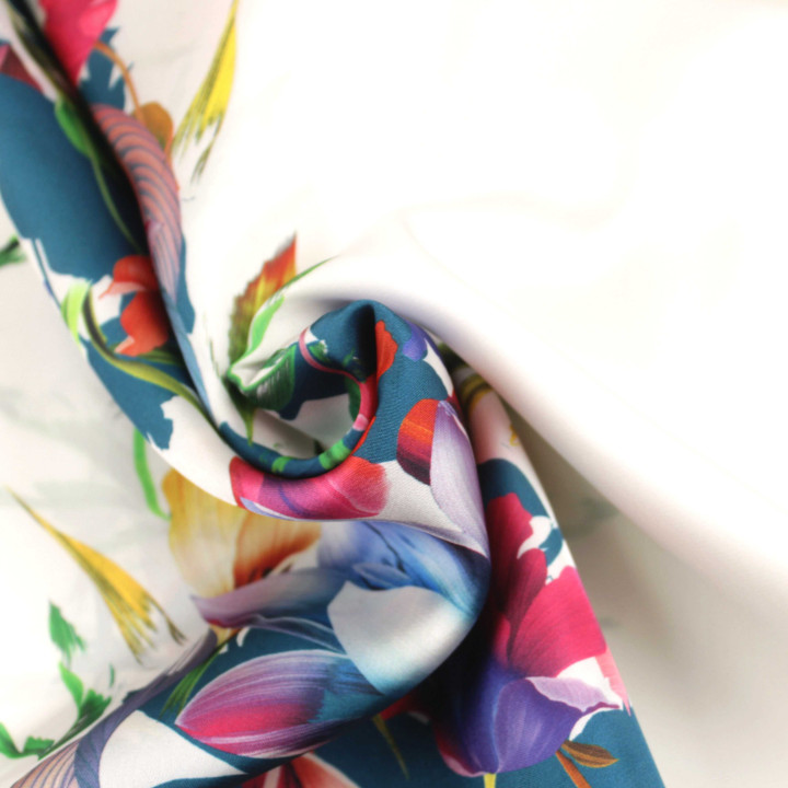 Coupon de tissu satin blanc polyester imprimé floral multicolore moderne