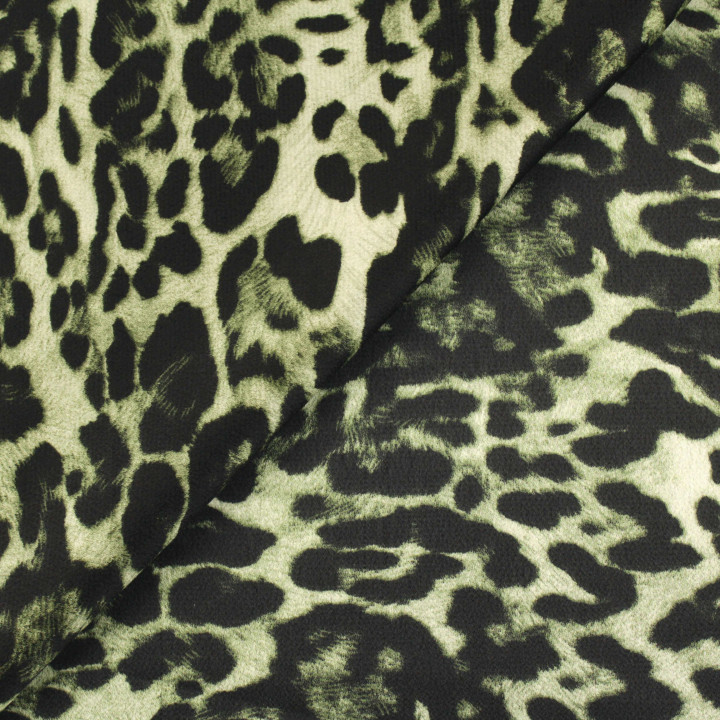 Coupon de tissu satin fluide motif léopard noir sur fond vert
