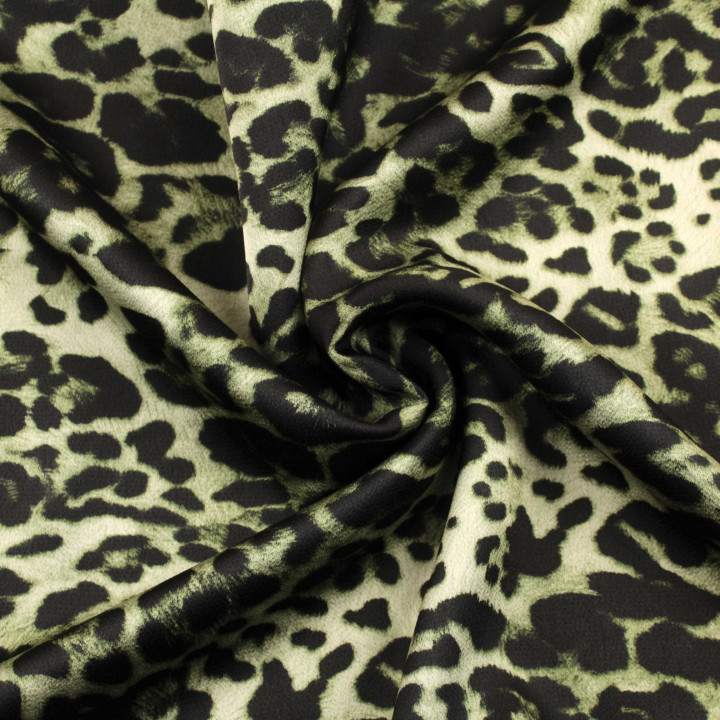 Coupon de tissu satin fluide motif léopard noir sur fond vert