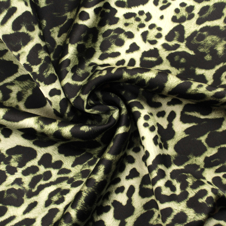 Coupon de tissu satin fluide motif léopard noir sur fond vert