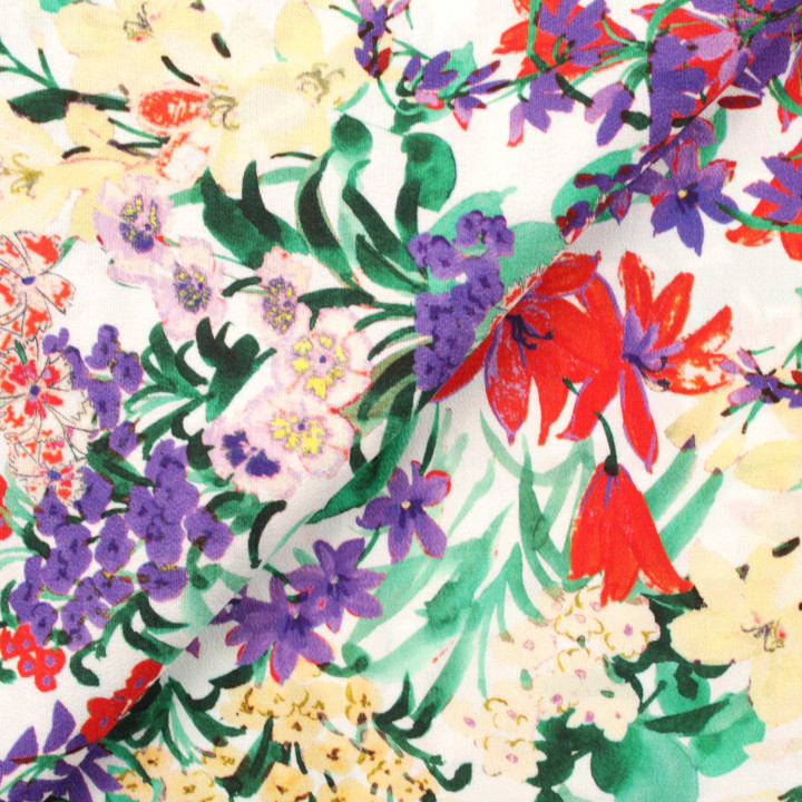 Coupon de tissu crêpe polyester blanc imprimé fleuri rouge, violet, rose et jaune
