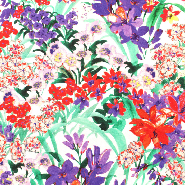 Coupon de tissu crêpe polyester blanc imprimé fleuri rouge, violet, rose et jaune