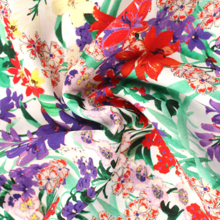 Coupon de tissu crêpe polyester blanc imprimé fleuri rouge, violet, rose et jaune