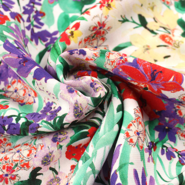 Coupon de tissu crêpe polyester blanc imprimé fleuri rouge, violet, rose et jaune