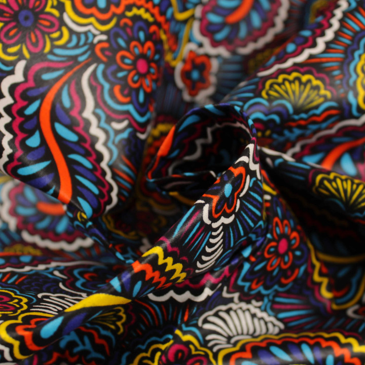 Coupon de tissu coton wax ciré imprimé géométrique orange, rouge, bleu, violet et jaune