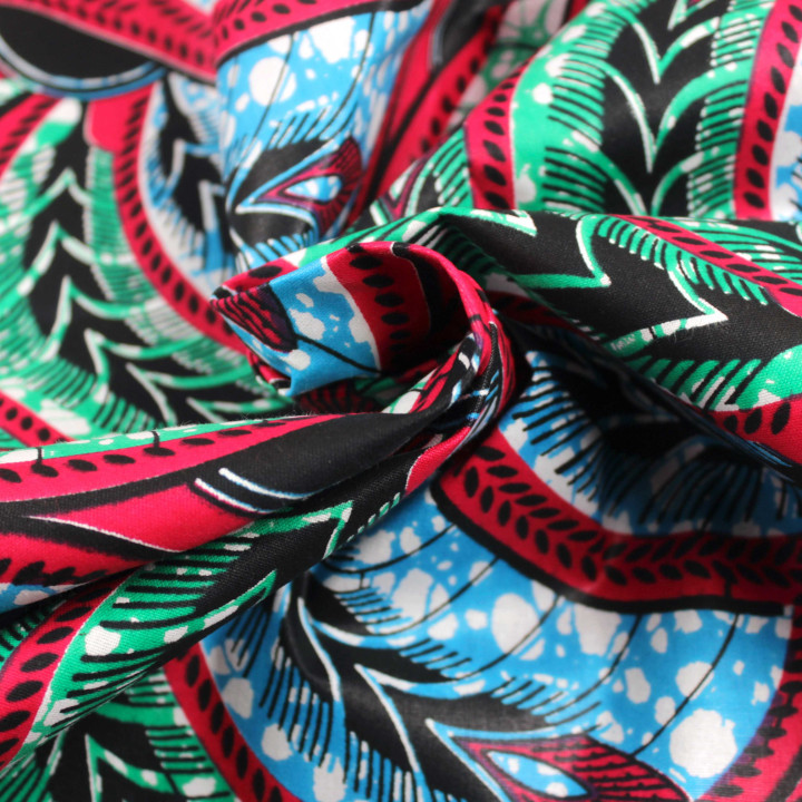 Tissu coton Wax imprimé géométrique noir, bleu, vert et rouge – Vendu au mètre