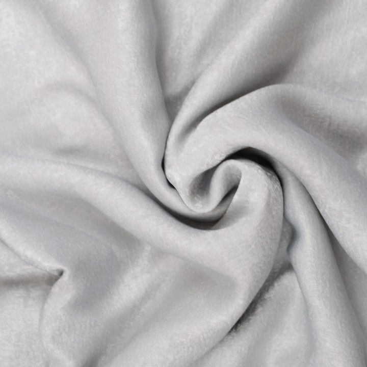Tissu Satin Polyester Gris Clair avec Légers Reflets – Fluide, Brillant et Doux