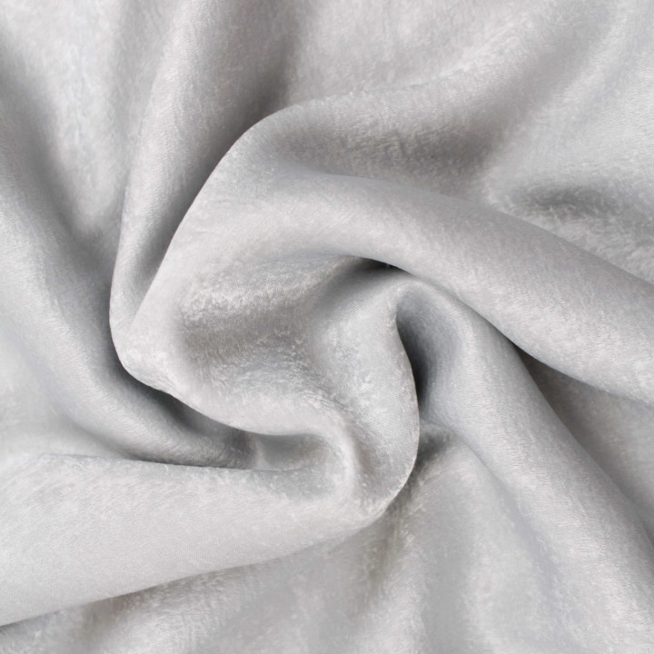 Tissu Satin Polyester Gris Clair avec Légers Reflets – Fluide, Brillant et Doux