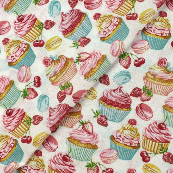 Tissu coton blanc imprimé gâteaux : fraises, cerises et macarons