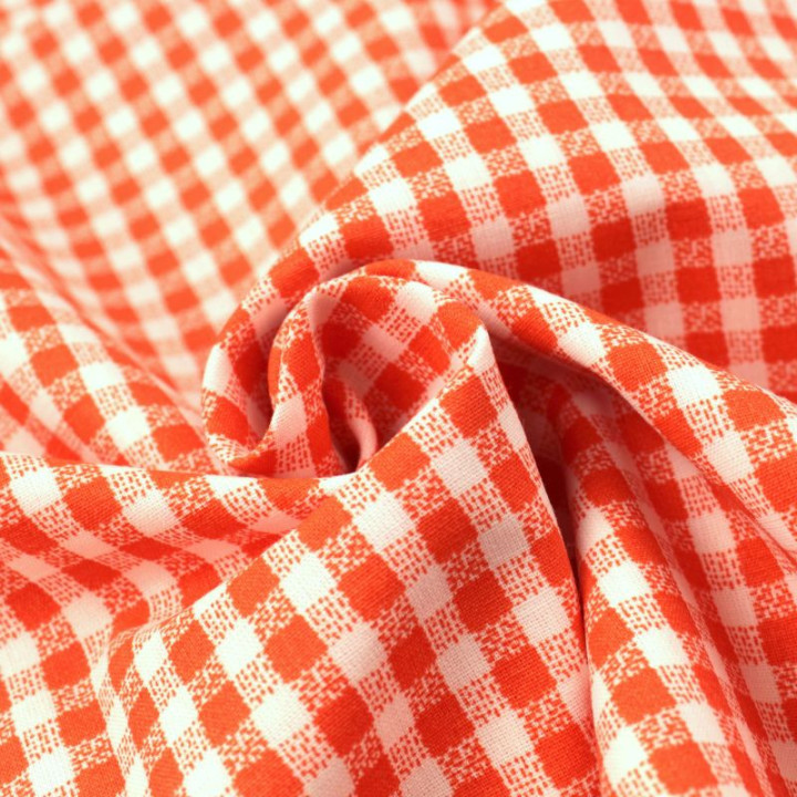Tissu vichy à petits carreaux orange et blanc : une matière tendance et polyvalente