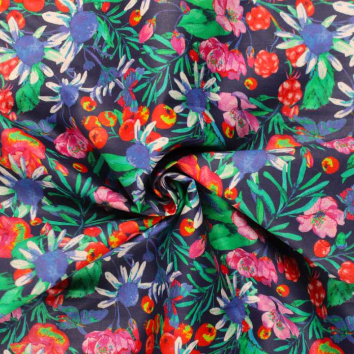 Coupon Tissu Coton Imprimé Jardin Fleuri & Fruits Rouges – Motif Botanique sur Fond Marine