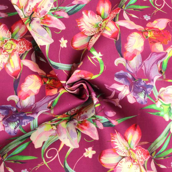 Coupon tissu fleuri fond noir aux motifs baroques orange et multicolore. Idéal pour la couture et la déco.