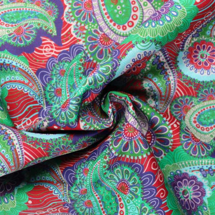 Coupon tissu imprimé paisley fond rouge – Motif cachemire vert émeraude, violet et turquoise