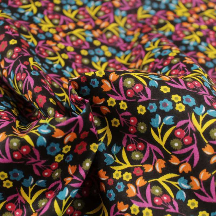 Tissu Popeline de Coton Noir Fleuri Motifs Fleurs Rouge, Vert, Bleuet et Jaune