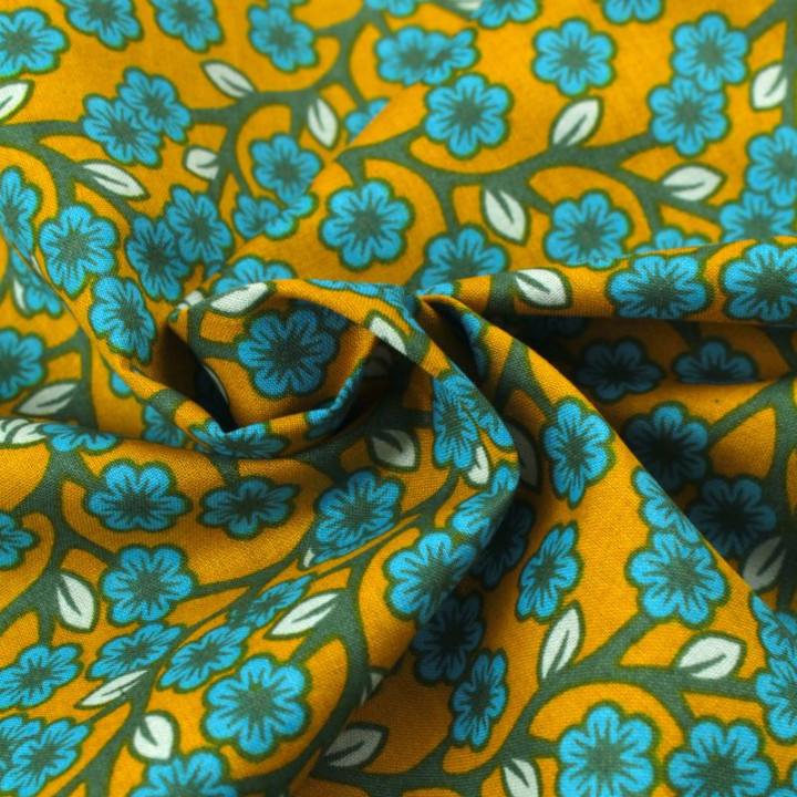Tissu en Coton Jaune Moutarde à Motifs Floraux Bleus et Feuilles Blanches