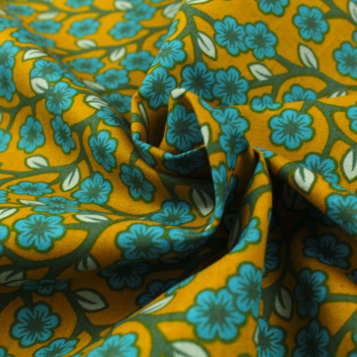 Tissu en Coton Jaune Moutarde à Motifs Floraux Bleus et Feuilles Blanches