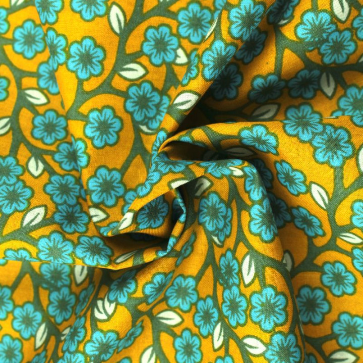 Tissu en Coton Jaune Moutarde à Motifs Floraux Bleus et Feuilles Blanches