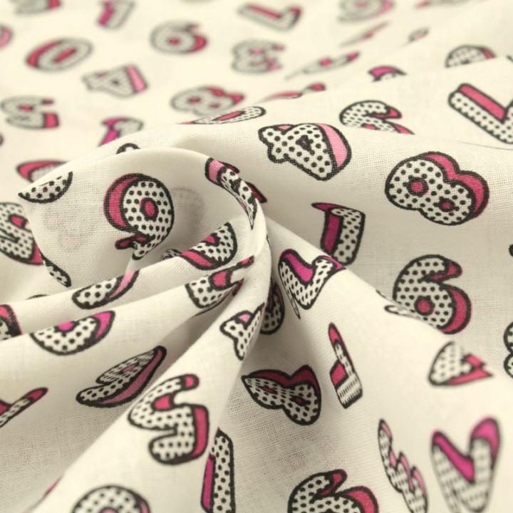 Tissu en Coton Beige Clair avec Motifs Chiffres Roses et Fuchsia - Parfait pour Couture Créative