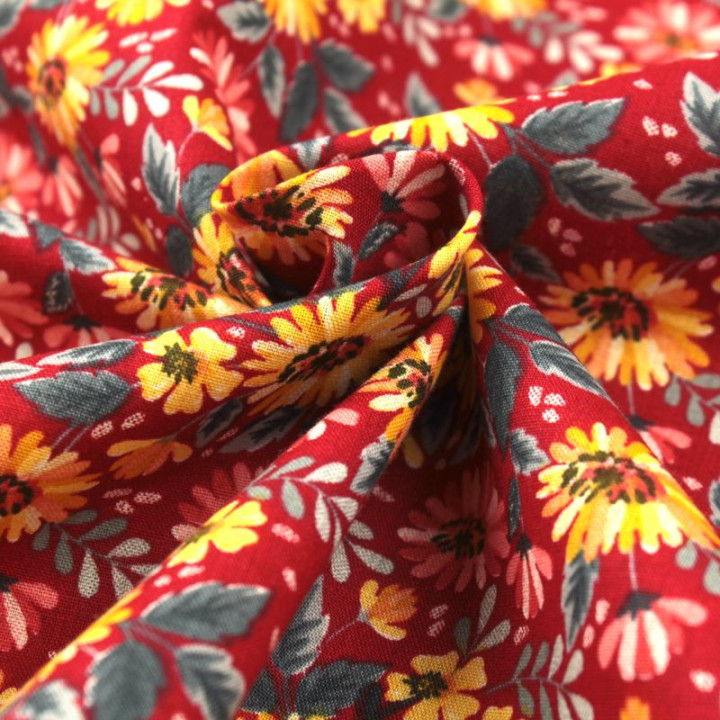 Tissu en Coton Bordeaux avec Motifs Floraux Roses et Jaunes - Élégance et Douceur