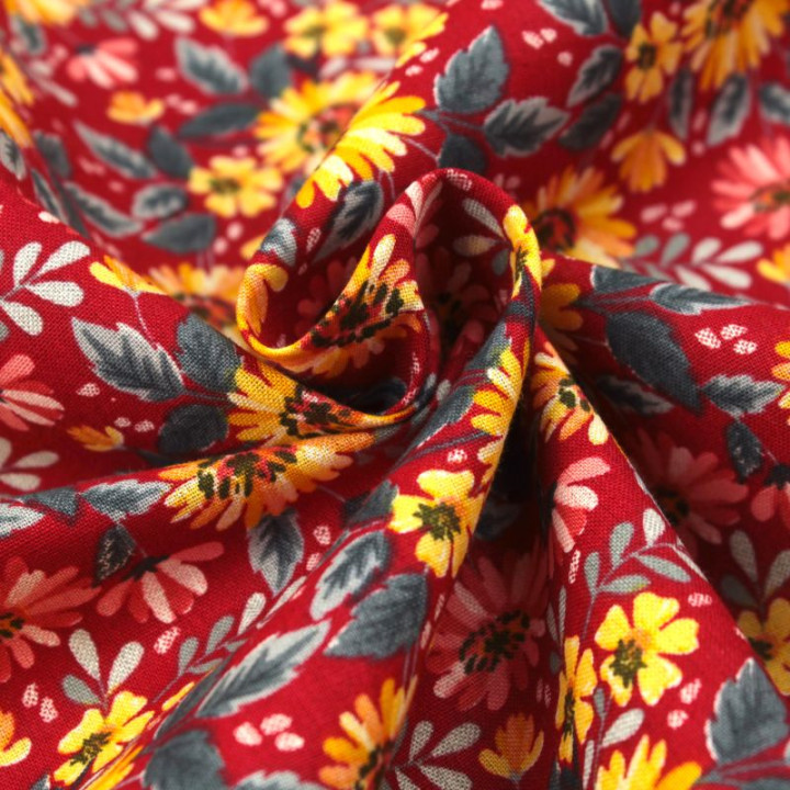 Tissu en Coton Bordeaux avec Motifs Floraux Roses et Jaunes - Élégance et Douceur