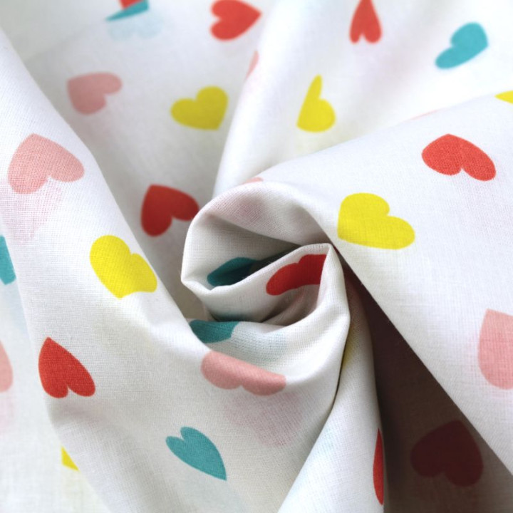 Tissu en Coton Blanc avec Motifs Cœurs Multicolores - Fraîcheur et Élégance