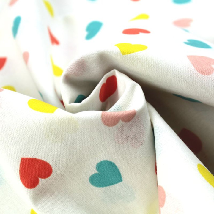 Tissu en Coton Blanc avec Motifs Cœurs Multicolores - Fraîcheur et Élégance