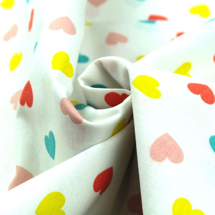 Tissu en Coton Blanc avec Motifs Cœurs Multicolores - Fraîcheur et Élégance