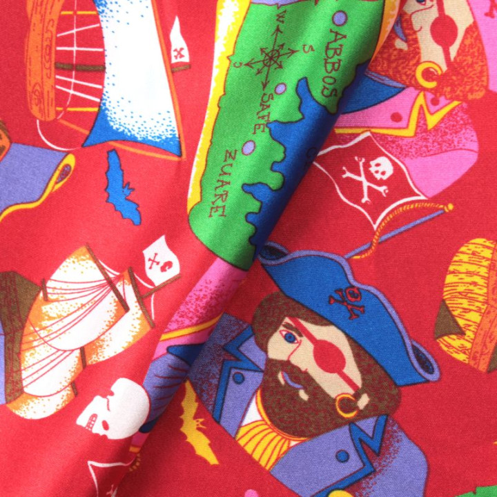 Tissu Satin Rouge avec Motifs de Pirates