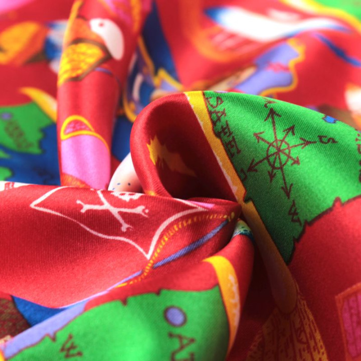 Tissu Satin Rouge avec Motifs de Pirates