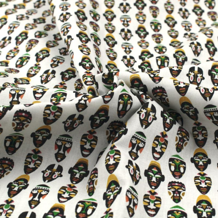 Tissu coton beige clair imprimé masques africains - Parfait pour habillement et couture au mètre