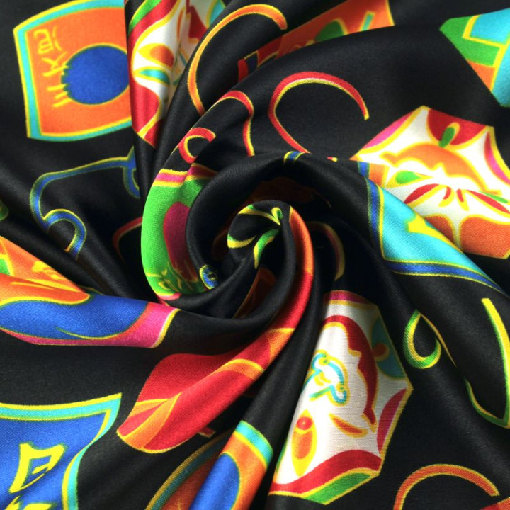 Tissu satin polyester japonais sur fond noir