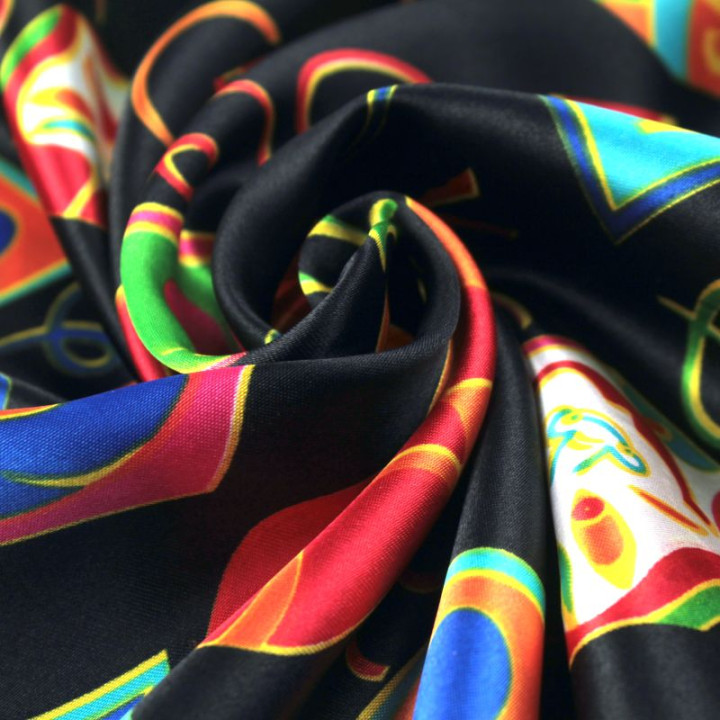 Tissu satin polyester japonais sur fond noir