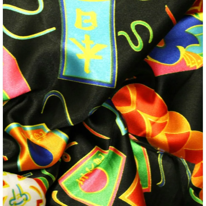 Tissu satin polyester japonais sur fond noir
