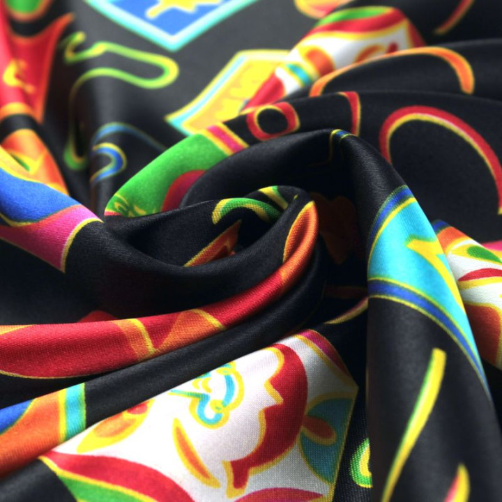 Tissu satin polyester japonais sur fond noir